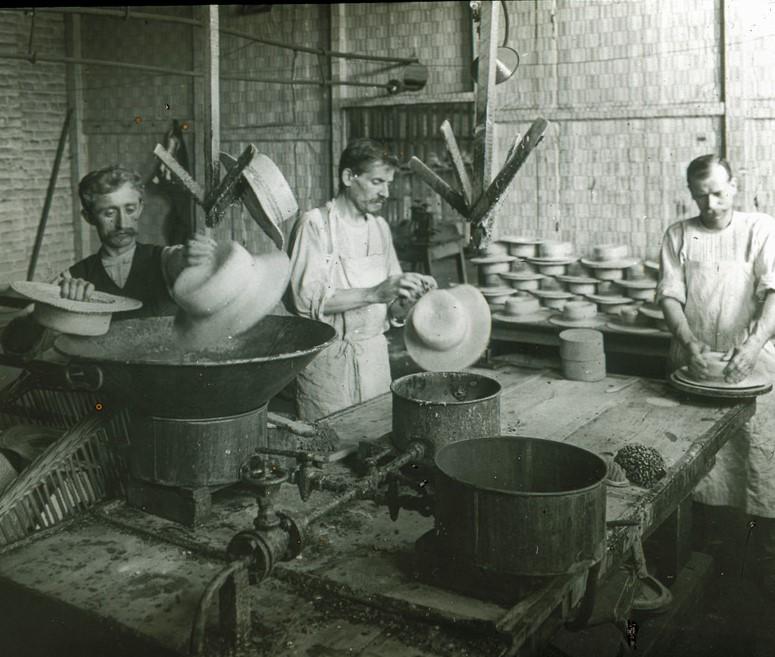 des ouvrières fabriquent les chapeaux de paille