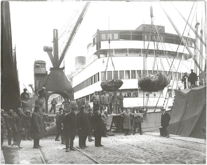 Kemel in actie in de haven 