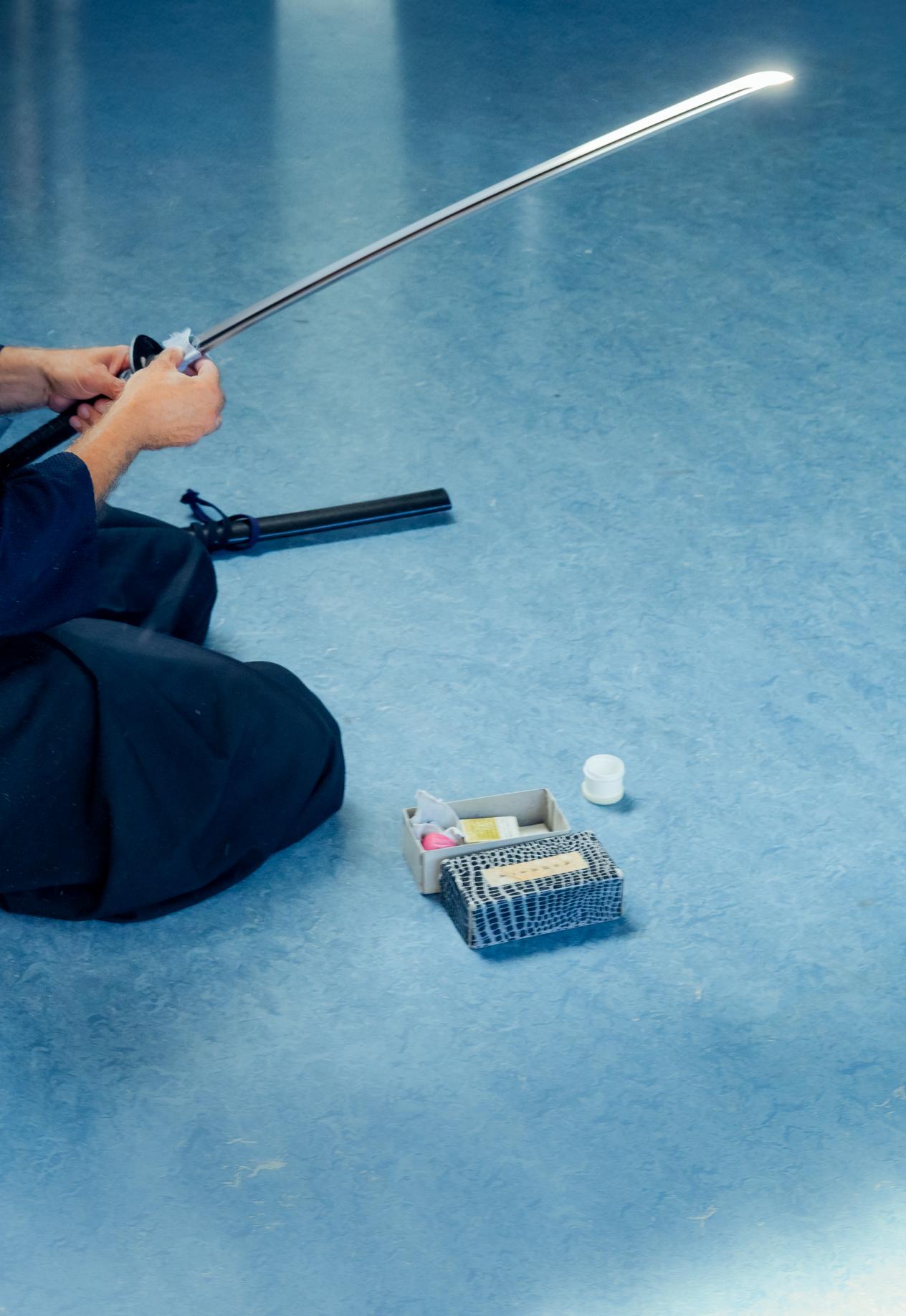 Sporter die net uit beeld zit houdt een Kendo zwaard vast