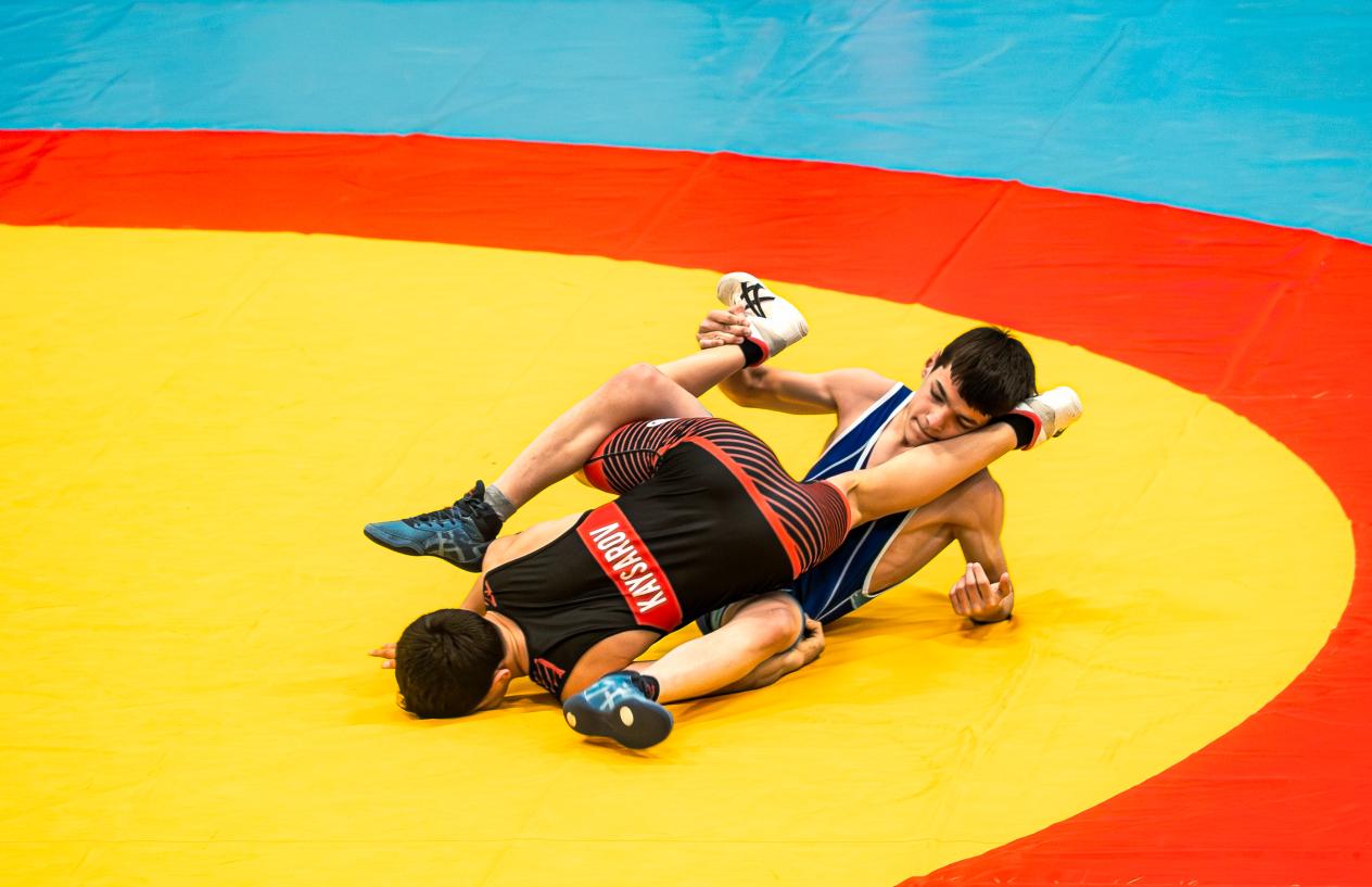 Twee jongeren worstelen 