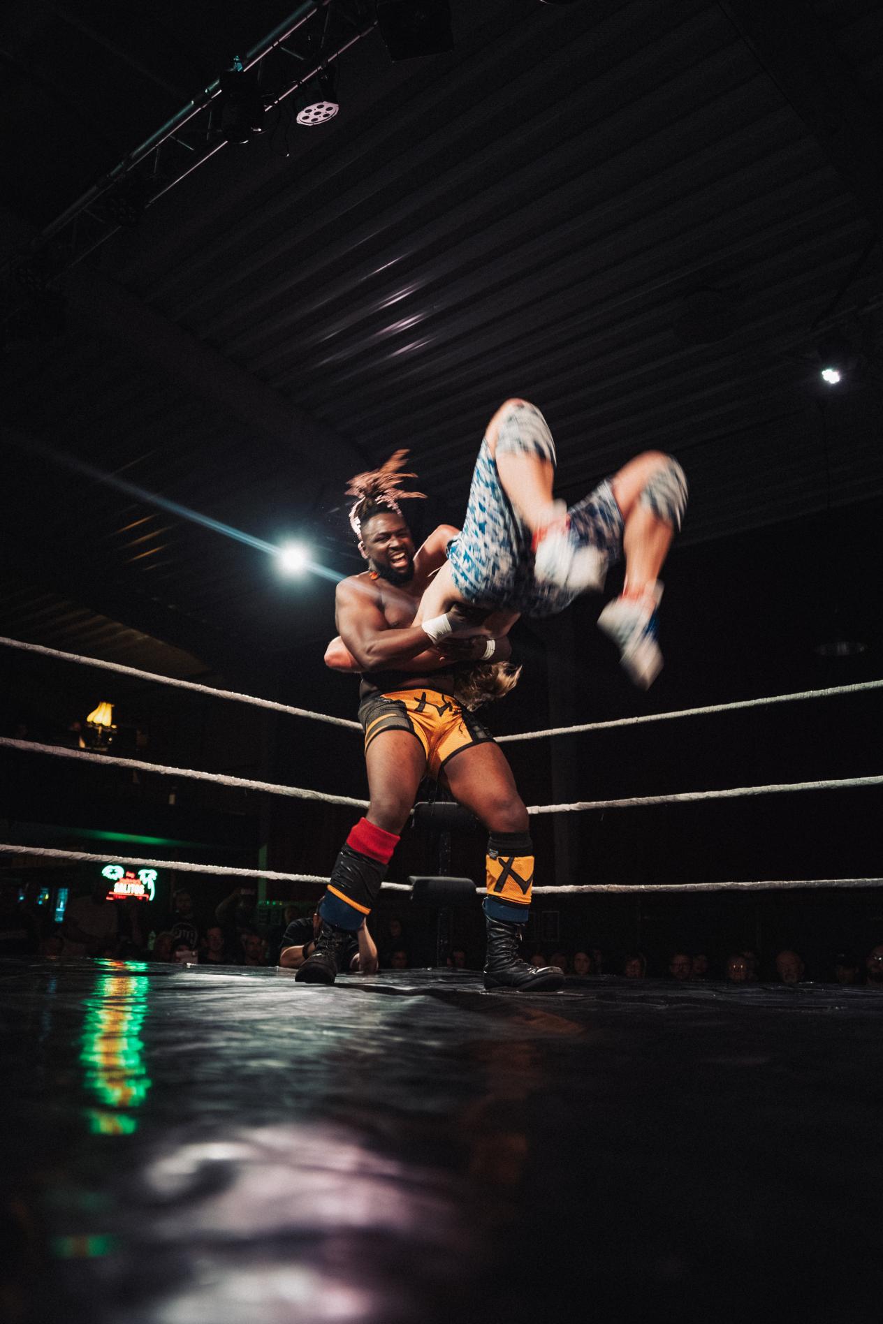 Twee catch vechters in de ring