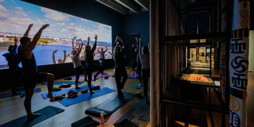 Yoga sessie in de expozaal van Compassion