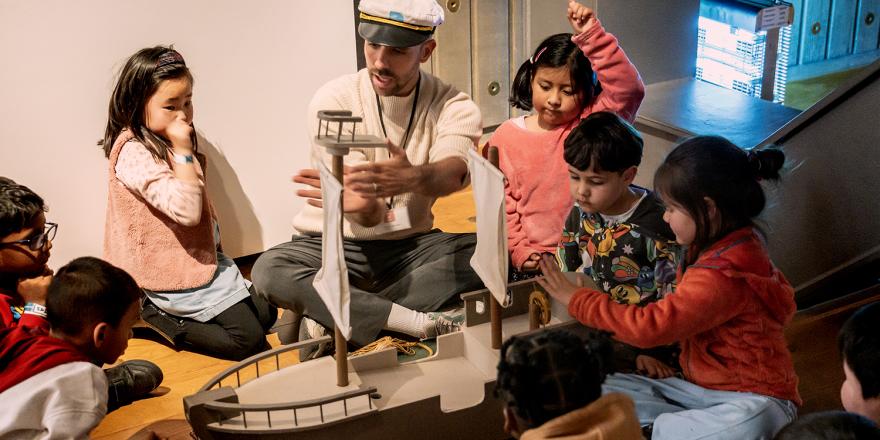 Groepje bezoekers met kinderen