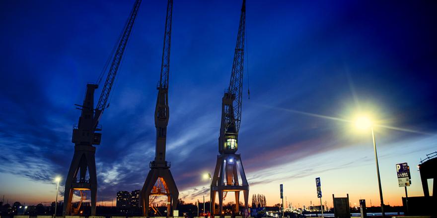 havenkranen aan de rijnkaai in de avond