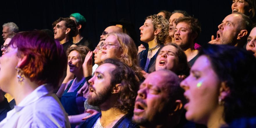 Close up van het Antwerp Queer Choir