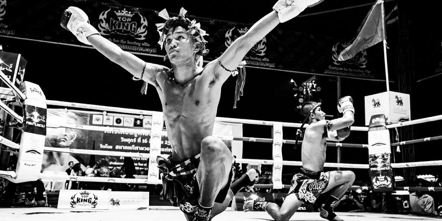Deux combattants de Muay Thai exécutent une danse traditionnelle sur le ring.
