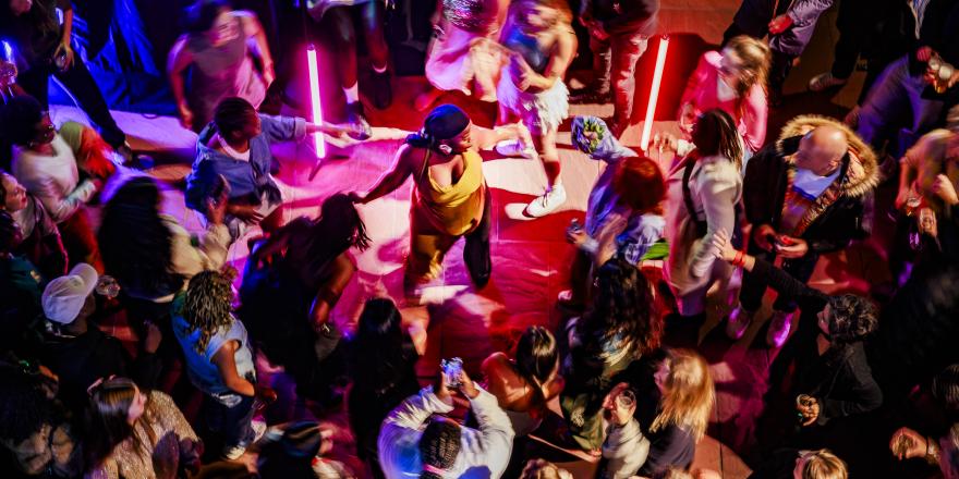 Volle dansvloer in het MAS