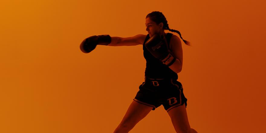 Thaibokser in gevechtshouding met bokshandschoenen