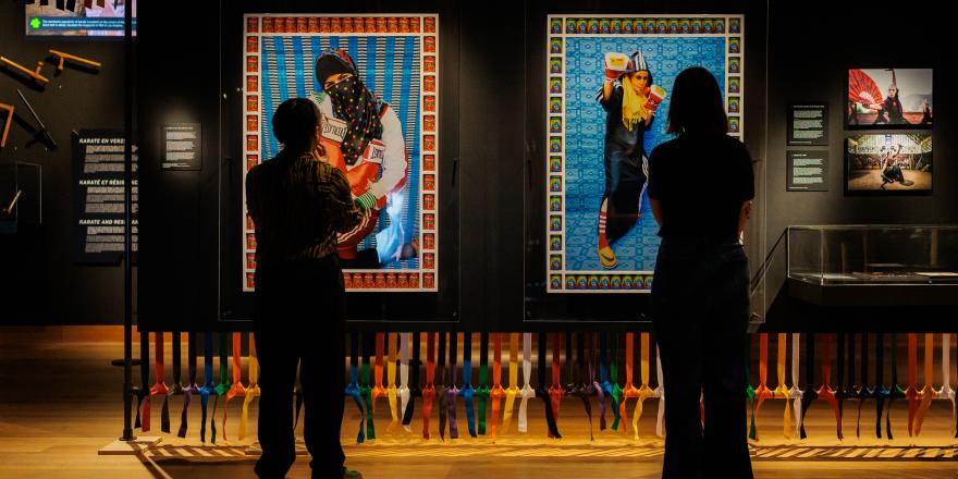 Bezoekers bekijken de tentoonstelling ‘Martial Arts’ over het Antwerpse sportlandschap.