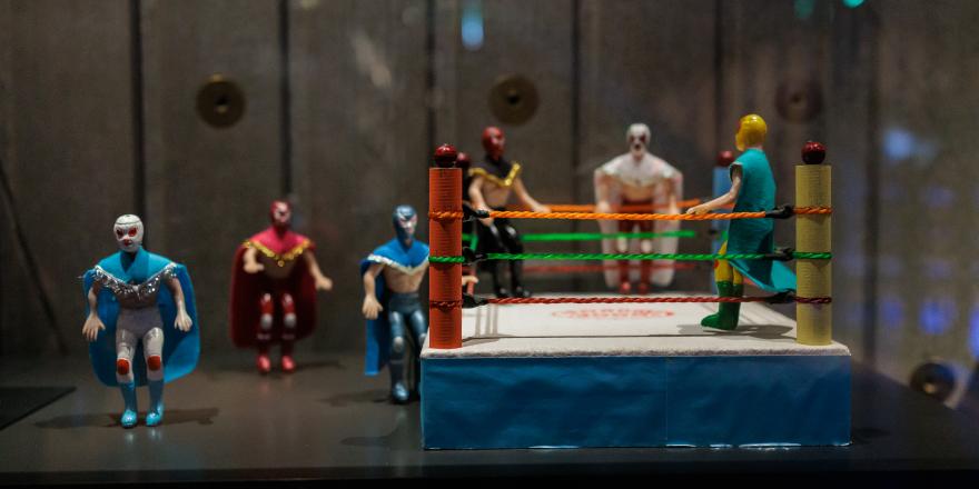 Speelgoedworstelring met gemaskerde worstelaars.