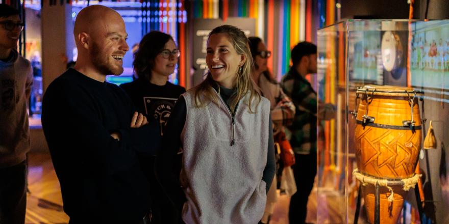 Bezoekers tijdens een interactieve rondleiding over martial arts.