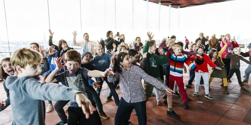 Kinderen doen dieren na