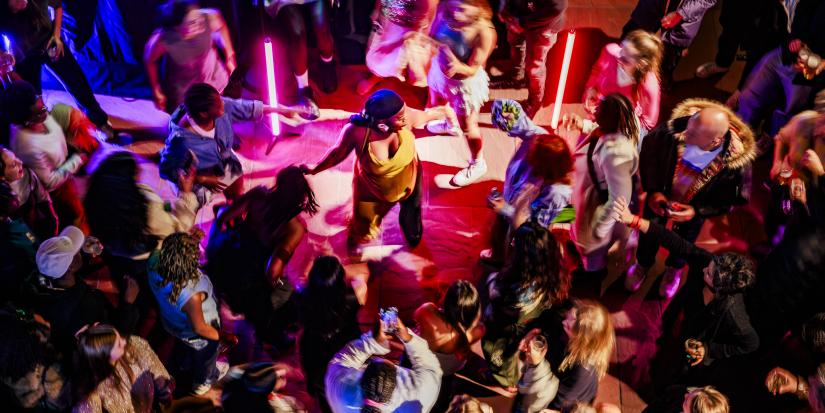 Volle dansvloer in het MAS