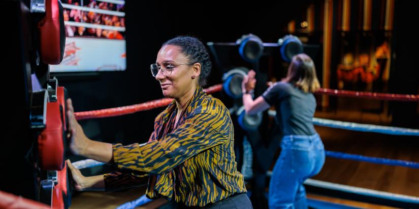 Twee vrouwen nemen het tegen elkaar op in de interactieve boksring