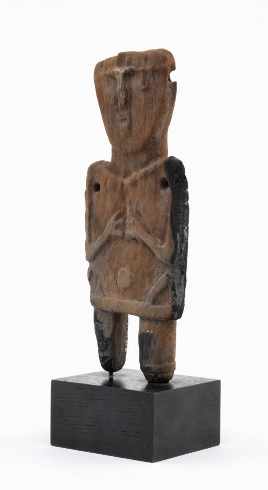 houten beeld op sokkel