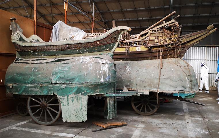 wagens voor een stoet staan in een hangar