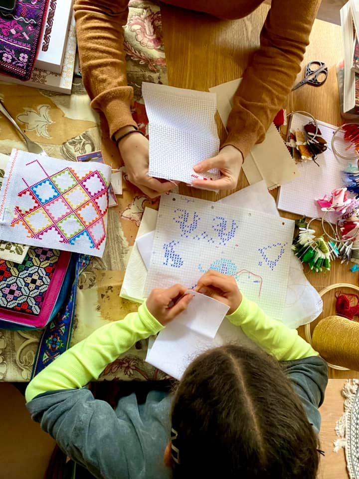 Deelnemers borduren Palestijnse patronen
