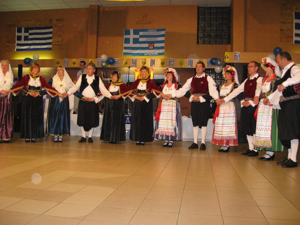Groep danst Zorbades