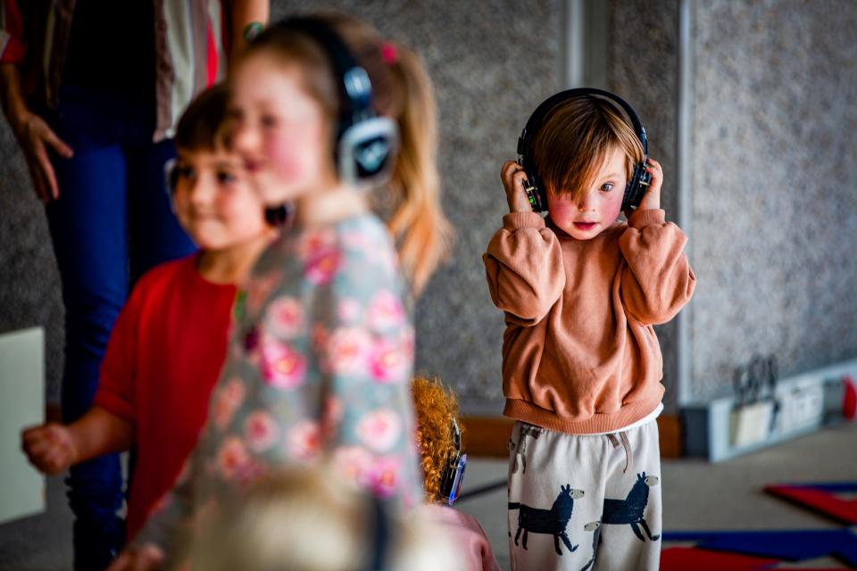 Kinderen met een koptelefoon luisterend naar muziek
