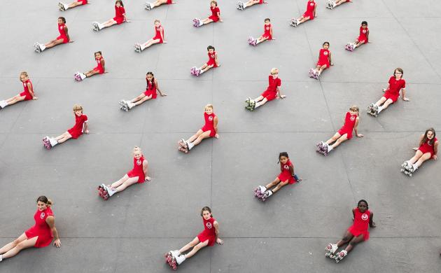 meisjes met rolschaatsen zitten op de grond