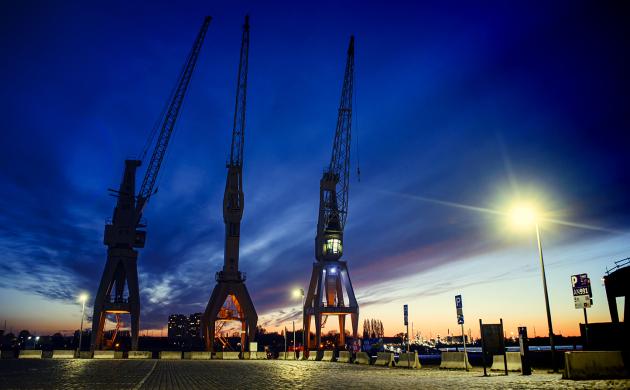 havenkranen aan de rijnkaai in de avond