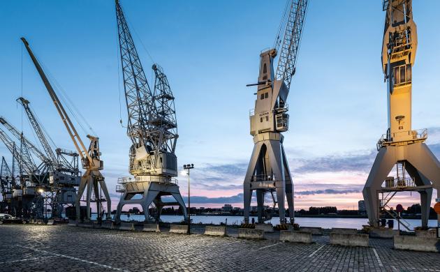 havenkranen aan de rijnkaai in de avond