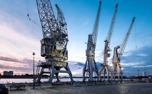 havenkranen aan de rijnkaai in de avond