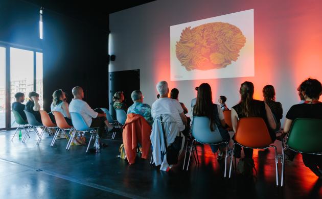 Bezoekers volgen panelgesprek in MASbox