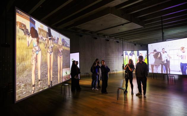 video-installtie Universal Tongue met bezoekers