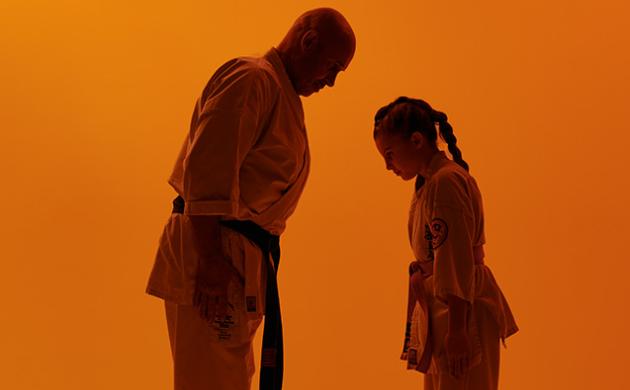 Karate-instructeur en leerling buigen naar elkaar