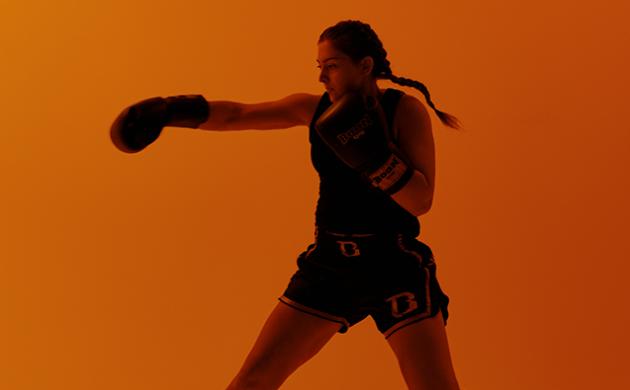 Thaibokser in gevechtshouding met bokshandschoenen