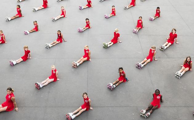 meisjes met rolschaatsen zitten op de grond