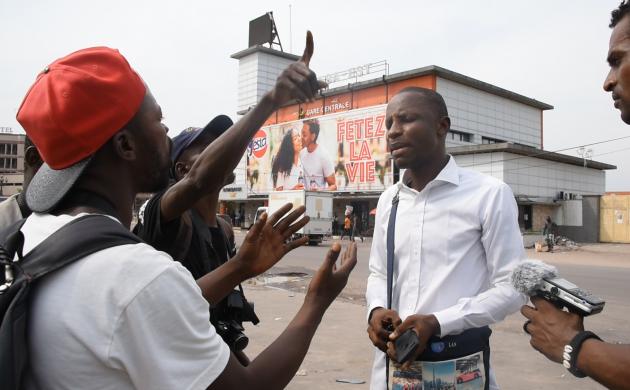 Beeld uit film: interview van een man bij het station van Kinshasa