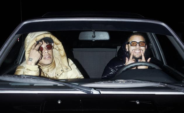 Afbeelding van Yung Mavu & Chucki Beats die poseren in een auto.