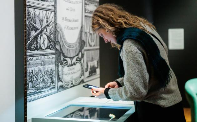 Bezoeker neemt foto van object in expo Compassion