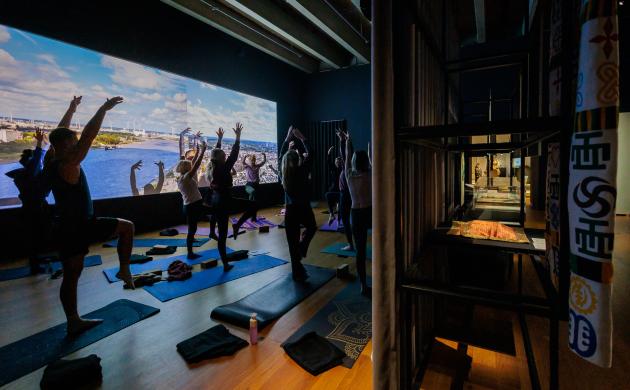 Yoga sessie in de expozaal van Compassion