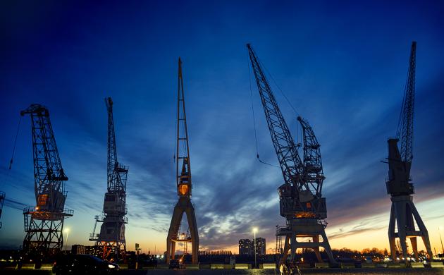 havenkranen aan de rijnkaai in de avond