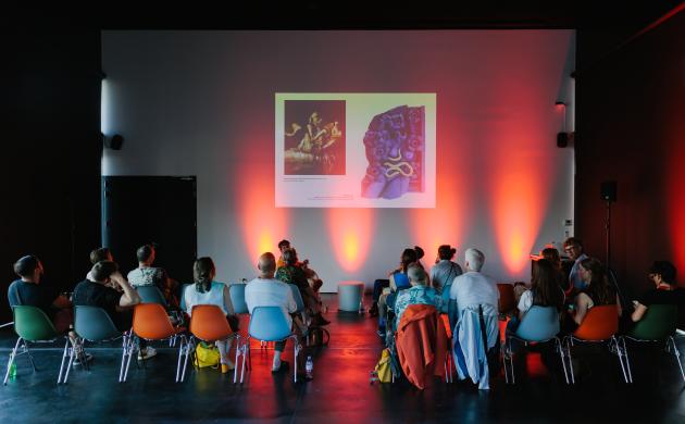 Bezoeker volgen panelgesprek in MASbox
