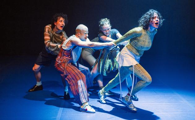beeld van op scene van de dansvoorstelling REPEAT XL
