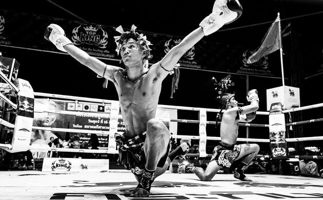 Deux combattants de Muay Thai exécutent une danse traditionnelle sur le ring.