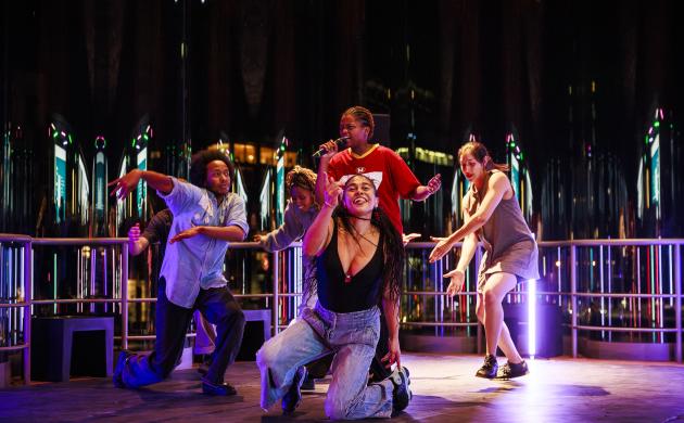 dansers samen op de dansvloer in het MAS