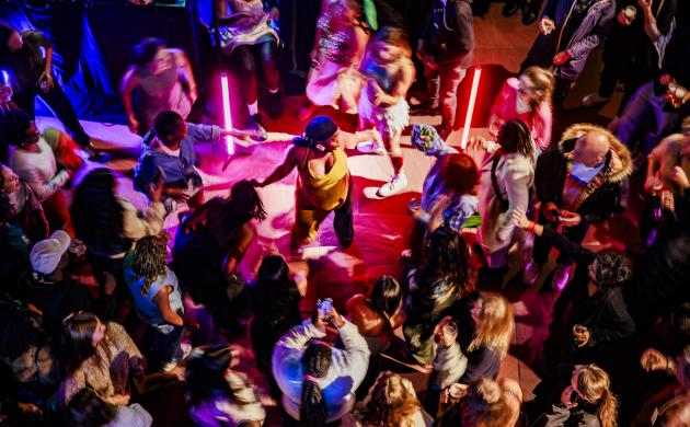 Volle dansvloer in het MAS