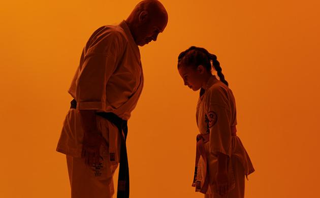 Karate-instructeur en leerling buigen naar elkaar