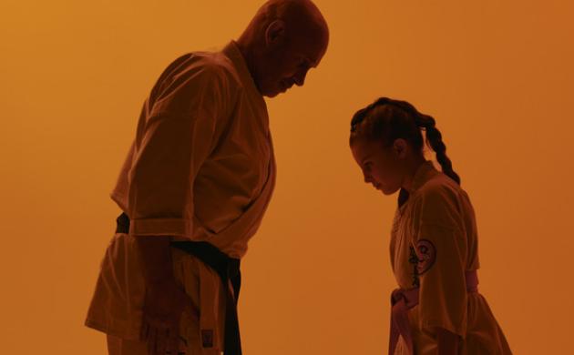 Karate-instructeur en leerling buigen naar elkaar