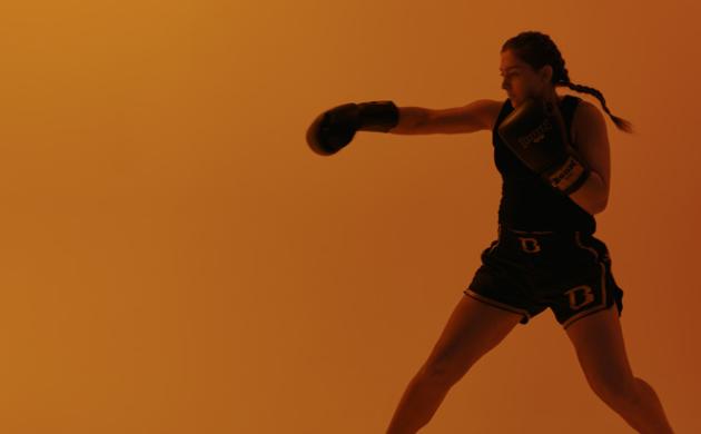 Thaibokser in gevechtshouding met bokshandschoenen