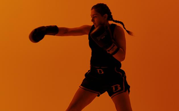 Thaibokser in gevechtshouding met bokshandschoenen