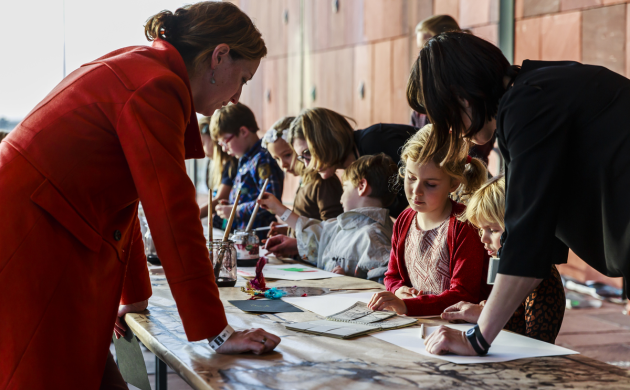 Families knutselen samen in het MAs