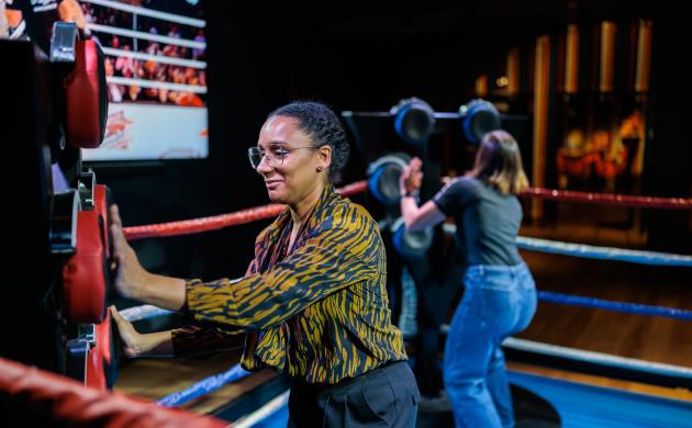 Twee vrouwen nemen het tegen elkaar op in de interactieve boksring