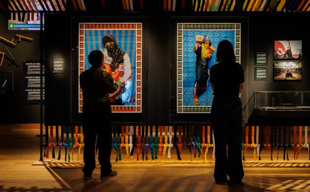 Bezoekers bekijken de tentoonstelling ‘Martial Arts’ over het Antwerpse sportlandschap.