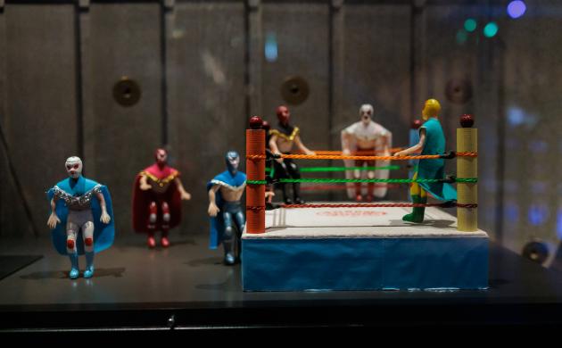 Speelgoedworstelring met gemaskerde worstelaars.